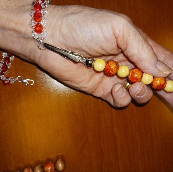 New, 8" Bracelet of red & clear glass crystals and silver clasp - Picture 5 of 5